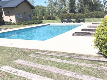 VENTA CASA 306 M2 CON PILETA EN LOTE DE 14.000 M2
