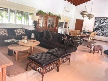 VENTA CASA 306 M2 CON PILETA EN LOTE DE 14.000 M2