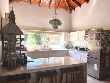 VENTA CASA 306 M2 CON PILETA EN LOTE DE 14.000 M2