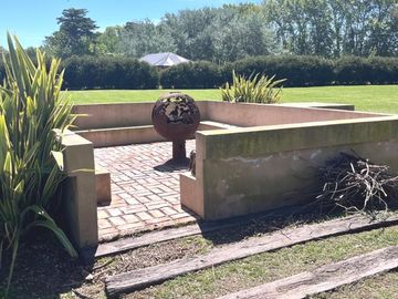 VENTA CASA 306 M2 CON PILETA EN LOTE DE 14.000 M2