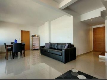 VENTA DPTO DUPLEX DE CATEGORIA 4 AMB EN FLORES