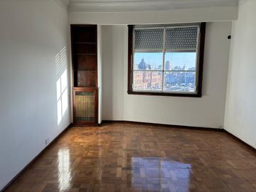 Venta de dpto 3 amb con dependencia  piso alto