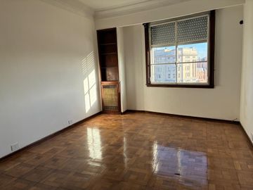 Venta de dpto 3 amb con dependencia  piso alto