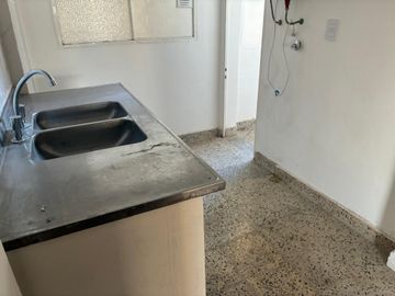 Venta de dpto 3 amb con dependencia  piso alto
