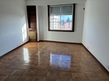 Venta de dpto 3 amb con dependencia  piso alto