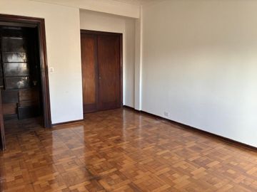 Venta de dpto 3 amb con dependencia  piso alto