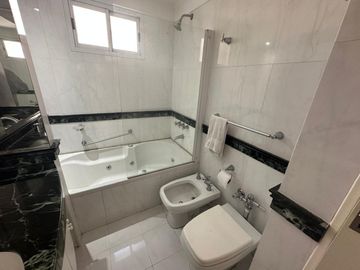 DEPTO 5 AMBIENTES EN VENTA EN FLORES BALCÓN FRENTE