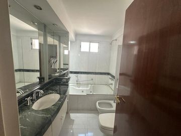 DEPTO 5 AMBIENTES EN VENTA EN FLORES BALCÓN FRENTE