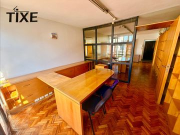 Oportunidad. Tribunales. Piso de Oficinas. 98 m2. Luz y Sol.
