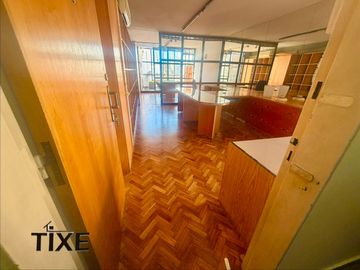 Oportunidad. Tribunales. Piso de Oficinas. 98 m2. Luz y Sol.