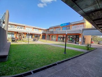 PLAZA CENTRAL EN UN IMPORTANTE COMPLEJ0 EN ALVAREZ