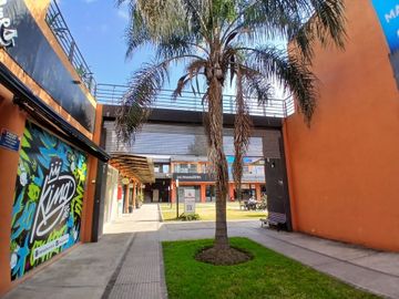 PLAZA CENTRAL EN UN IMPORTANTE COMPLEJ0 EN ALVAREZ