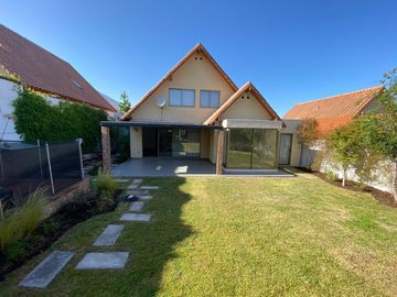 CÓMODA CASA SE VENDE