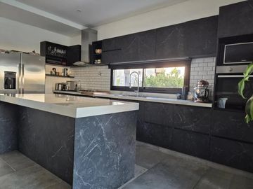 Casa en venta Puertos del Lago Barrio Vistas Lote interno con 2 cocheras y Pileta