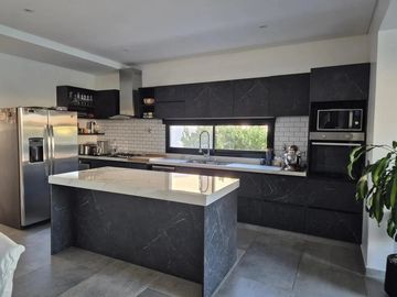 Casa en venta Puertos del Lago Barrio Vistas Lote interno con 2 cocheras y Pileta