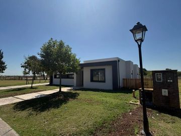 Casa en venta con 3 dormitorios y 3 baños | Área 1 | Barrio San Sebastián | Edificada en una Planta