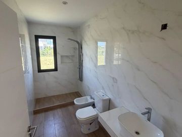 Casa en venta con 3 dormitorios y 3 baños | Área 1 | Barrio San Sebastián | Edificada en una Planta