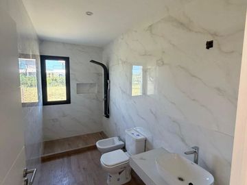 Casa en venta con 3 dormitorios y 3 baños | Área 1 | Barrio San Sebastián | Edificada en una Planta