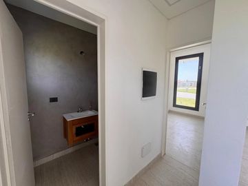 Casa en venta en rotonda con vista a la laguna | Área 11, San Sebastián, Loma Verde, Zelaya, Escobar