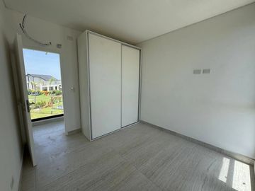 Casa en venta en rotonda con vista a la laguna | Área 11, San Sebastián, Loma Verde, Zelaya, Escobar