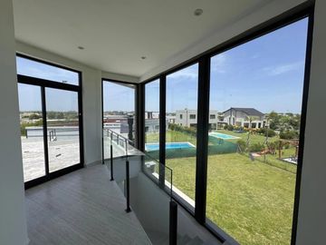 Casa en venta en rotonda con vista a la laguna | Área 11, San Sebastián, Loma Verde, Zelaya, Escobar
