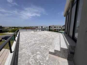 Casa en venta en rotonda con vista a la laguna | Área 11, San Sebastián, Loma Verde, Zelaya, Escobar