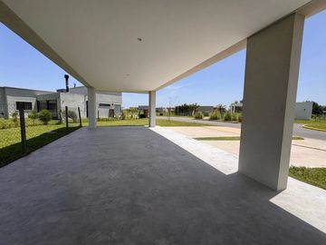 Casa en venta en rotonda con vista a la laguna | Área 11, San Sebastián, Loma Verde, Zelaya, Escobar
