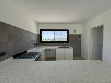 Casa en venta en rotonda con vista a la laguna | Área 11, San Sebastián, Loma Verde, Zelaya, Escobar
