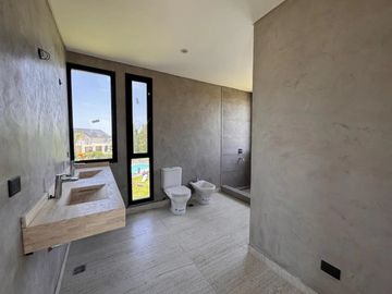 Casa en venta en rotonda con vista a la laguna | Área 11, San Sebastián, Loma Verde, Zelaya, Escobar