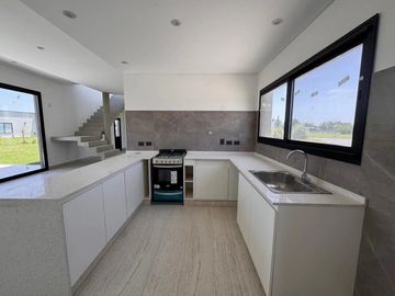 Casa en venta en rotonda con vista a la laguna | Área 11, San Sebastián, Loma Verde, Zelaya, Escobar