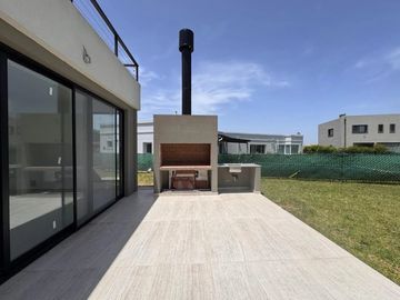 Casa en venta en rotonda con vista a la laguna | Área 11, San Sebastián, Loma Verde, Zelaya, Escobar