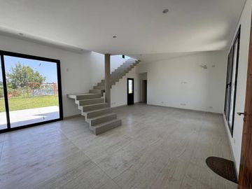 Casa en venta en rotonda con vista a la laguna | Área 11, San Sebastián, Loma Verde, Zelaya, Escobar