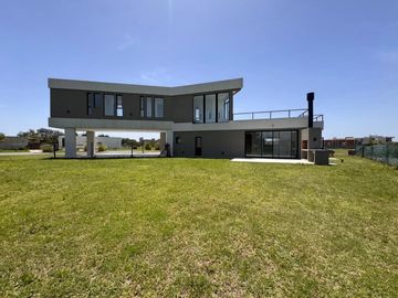 Casa en venta en rotonda con vista a la laguna | Área 11, San Sebastián, Loma Verde, Zelaya, Escobar