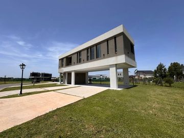 Casa en venta en rotonda con vista a la laguna | Área 11, San Sebastián, Loma Verde, Zelaya, Escobar
