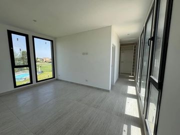 Casa en venta en rotonda con vista a la laguna | Área 11, San Sebastián, Loma Verde, Zelaya, Escobar