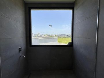 Casa en venta en rotonda con vista a la laguna | Área 11, San Sebastián, Loma Verde, Zelaya, Escobar
