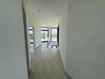 Casa en venta en rotonda con vista a la laguna | Área 11, San Sebastián, Loma Verde, Zelaya, Escobar