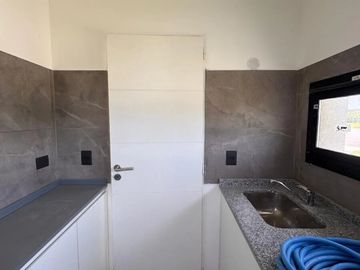 Casa en venta en rotonda con vista a la laguna | Área 11, San Sebastián, Loma Verde, Zelaya, Escobar