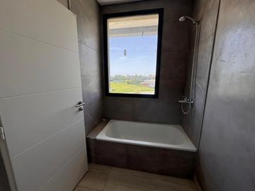Casa en venta en rotonda con vista a la laguna | Área 11, San Sebastián, Loma Verde, Zelaya, Escobar