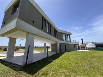 Casa en venta en rotonda con vista a la laguna | Área 11, San Sebastián, Loma Verde, Zelaya, Escobar