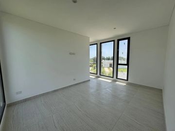 Casa en venta en rotonda con vista a la laguna | Área 11, San Sebastián, Loma Verde, Zelaya, Escobar
