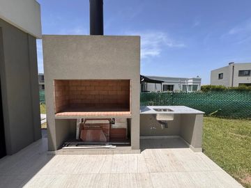 Casa en venta en rotonda con vista a la laguna | Área 11, San Sebastián, Loma Verde, Zelaya, Escobar