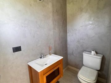 Casa en venta en rotonda con vista a la laguna | Área 11, San Sebastián, Loma Verde, Zelaya, Escobar