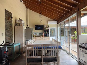 Casa en venta 3 dormitorios Quincho Parrilla Pileta Garage cubierto Garin-Centro