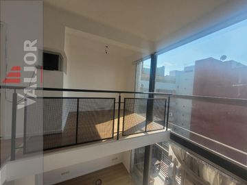 Departamento en  duplex 2 ambientes con balcón y cochera fija cubierta