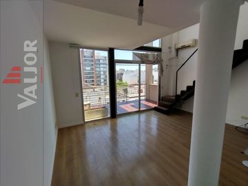 Departamento en  duplex 2 ambientes con balcón y cochera fija cubierta
