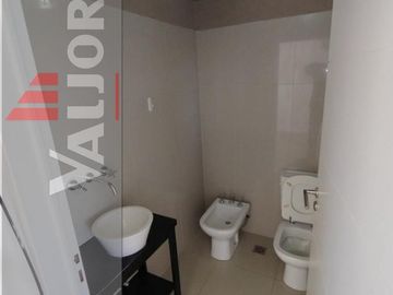 Departamento en  duplex 2 ambientes con balcón y cochera fija cubierta