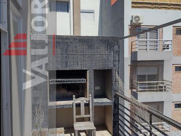 Departamento en  duplex 2 ambientes con balcón y cochera fija cubierta