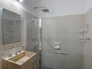 PH 2 Ambientes en Venta. Flores Norte. No paga Expensas. Ideal primera vivienda o inversión.