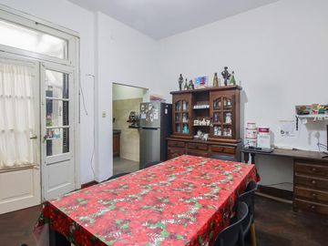 PH 2 Ambientes en Venta. Flores Norte. No paga Expensas. Ideal primera vivienda o inversión.